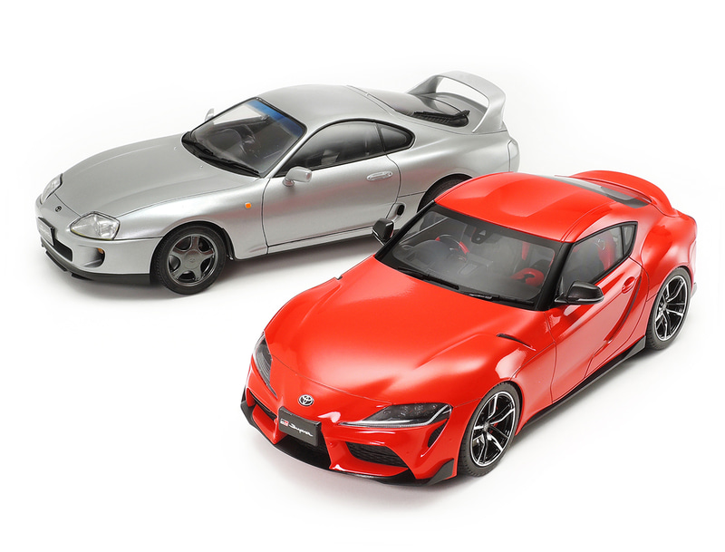 奥の4代目スープラ（JZA80）のプラモデルは2750円で発売中