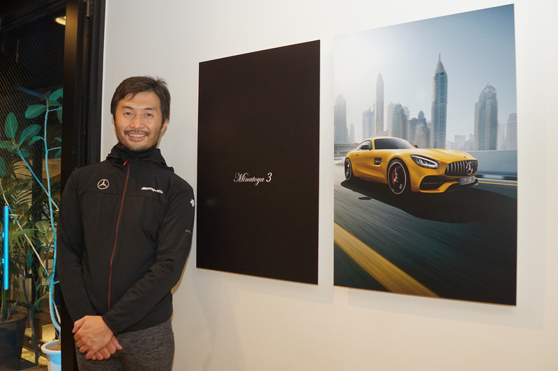 株式会社KIKUCHI Art Gallery 代表取締役 菊地剛志氏は「高級自動車文化の創り手として、メルセデス・ベンツほど成功したブランドはない。2019年、メルセデス・ベンツ日本と港屋は、夢を重ねた。そこには互いの道理がある。メルセデスの美眼が社会に与える影響は大きい。みんな、唖然とするか模倣するかといったところが常だろう。“時代を先取りする”ということは、“メルセデス”ということであり、メルセデスの描く未来は、まるで宝石の様にきらめきだす。と、私は思う」とコメント