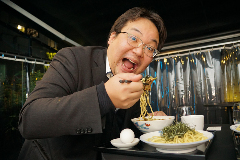 「食べ方、順番で味の変化を自分で楽しみながらコントロールできるので、例えば男性、女性それぞれの好み、また、ランチタイムなのか夜のお酒の後に食べるのか、それぞれ各シチュエーションに合わせて工夫してアレンジできるのもよいポイント。あの島耕作も足を運ぶに違いないであろうこのMinatoya 3 Vision“Mercedes-AMG GT Atatakai-Nikusoba”、ぜひこの機会に、グルメとメルセデスの世界観が融合したこの1品（かつ逸品）を味わっていただきたい」と岩田