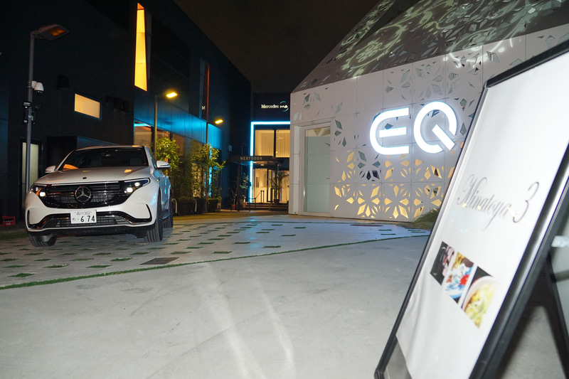 Mercedes me Tokyo NEXTDOORの入り口は通りからは少し奥まったところにある