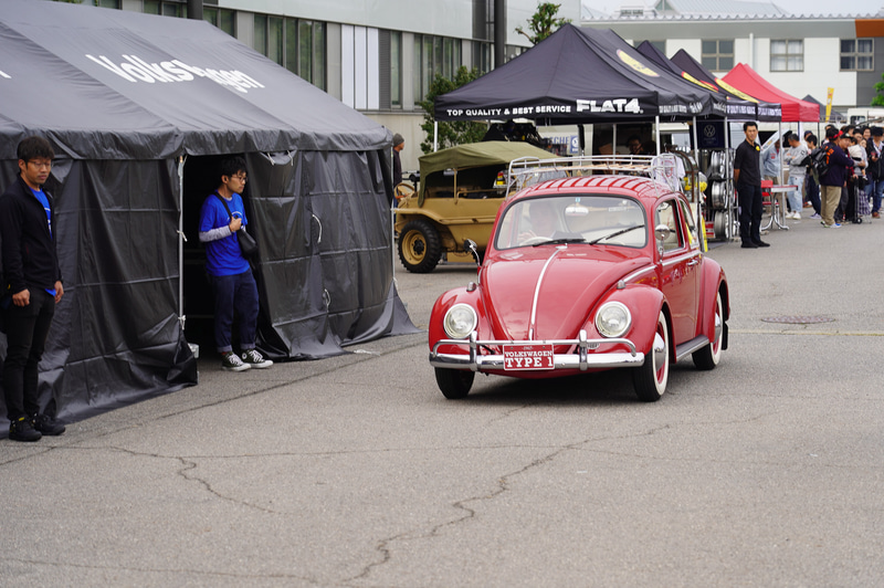 フォルクスワーゲン グループ ジャパン株式会社 代表取締役社長のティル・シェア氏が赤いType1に乗って登場