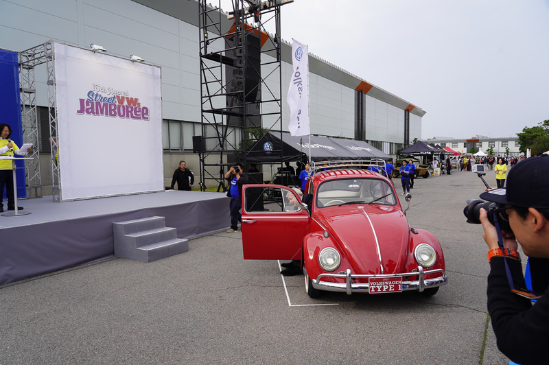 フォルクスワーゲン グループ ジャパン株式会社 代表取締役社長のティル・シェア氏が赤いType1に乗って登場