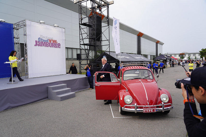 フォルクスワーゲン グループ ジャパン株式会社 代表取締役社長のティル・シェア氏が赤いType1に乗って登場