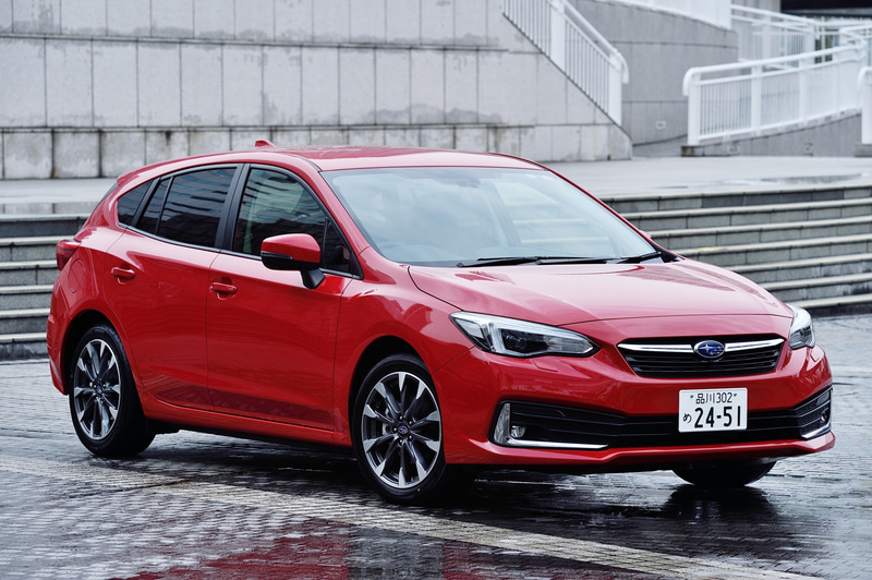 大幅改良を実施したインプレッサ SPORT 2.0i-L EyeSight。撮影車となる4WDモデルの価格は246万4000円。新デザインのフロントグリルやアルミホイールでワイド＆ローなイメージを強調。ボディサイズは4475×1775×1480mm（全長×全幅×全高）、ホイールベースは2670mm。最小回転半径は5.3m
