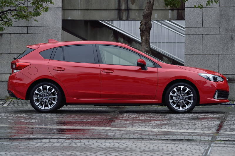 大幅改良を実施したインプレッサ SPORT 2.0i-L EyeSight。撮影車となる4WDモデルの価格は246万4000円。新デザインのフロントグリルやアルミホイールでワイド＆ローなイメージを強調。ボディサイズは4475×1775×1480mm（全長×全幅×全高）、ホイールベースは2670mm。最小回転半径は5.3m