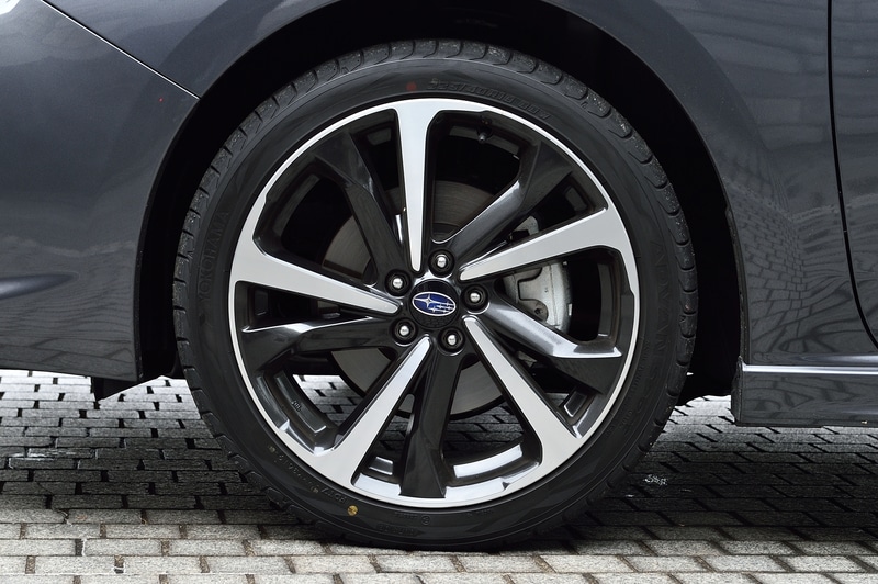 こちらは18インチアルミホイール。装着タイヤは横浜ゴム「ADVAN Sport V105」（225/40R18）