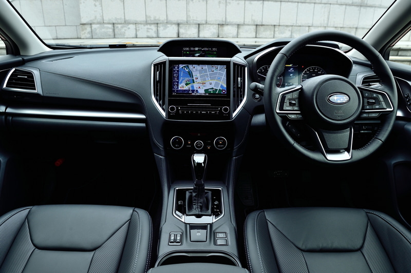 インプレッサ SPORTのインテリア。撮影車はオプションのブラックレザーセレクションを装着。室内の広がりを演出するため、インストルメントパネルとドアパネルの形状に一体感を持たせるデザインを採用