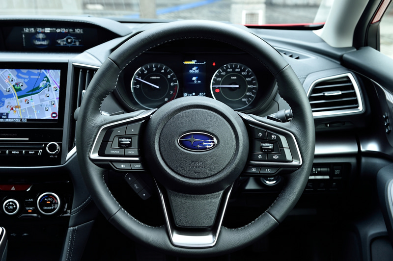 インプレッサ SPORTのインテリア。撮影車はオプションのブラックレザーセレクションを装着。室内の広がりを演出するため、インストルメントパネルとドアパネルの形状に一体感を持たせるデザインを採用