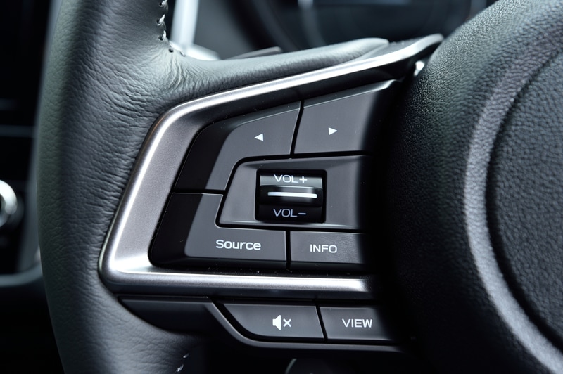 ステアリングスポーク右側には全車速追従機能付クルーズコントロールやステアリングアシストのスイッチを配置。ステアリング右下には、ステアリングに連動してヘッドライトの向きが変わる「SRH（ステアリングレスポンシブヘッドライト）」や「スバルリヤビークルディテクション（後側方警戒支援システム）」のON/OFFスイッチなどを配置