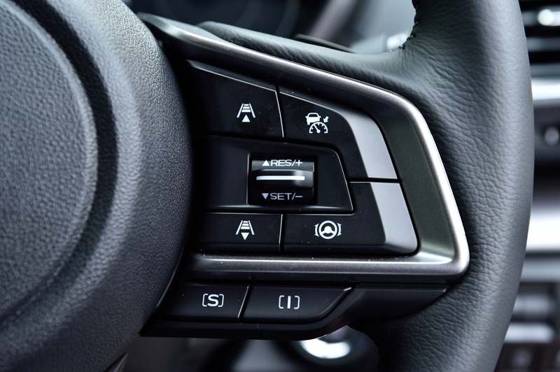 ステアリングスポーク右側には全車速追従機能付クルーズコントロールやステアリングアシストのスイッチを配置。ステアリング右下には、ステアリングに連動してヘッドライトの向きが変わる「SRH（ステアリングレスポンシブヘッドライト）」や「スバルリヤビークルディテクション（後側方警戒支援システム）」のON/OFFスイッチなどを配置