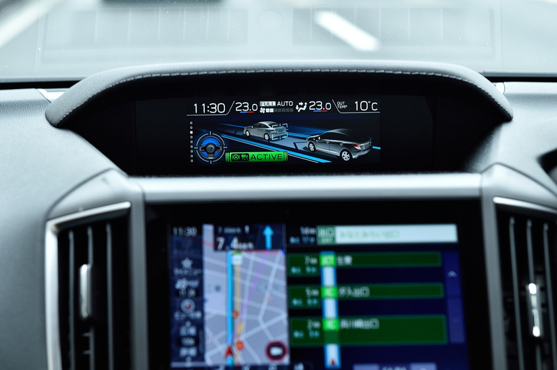 アイサイト・ツーリングアシストの全車速追従機能付クルーズコントロールと車線逸脱抑制制御をONにすると、マルチファンクションディスプレイが専用表示になるほか、メーター内のマルチインフォメーションディスプレイにアイコンを表示。スバルリヤビークルディテクションがONの状態では、後方から車両などが近付いてくるとサイドミラーのインジケーターがオレンジ色に点灯して警告してくれる
