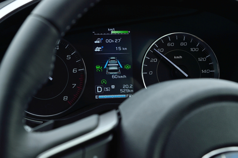 アイサイト・ツーリングアシストの全車速追従機能付クルーズコントロールと車線逸脱抑制制御をONにすると、マルチファンクションディスプレイが専用表示になるほか、メーター内のマルチインフォメーションディスプレイにアイコンを表示。スバルリヤビークルディテクションがONの状態では、後方から車両などが近付いてくるとサイドミラーのインジケーターがオレンジ色に点灯して警告してくれる