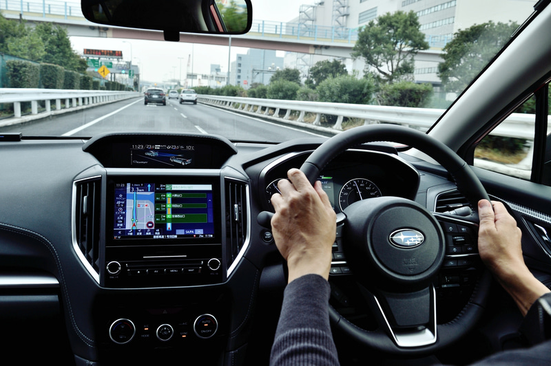 アイサイト・ツーリングアシストの全車速追従機能付クルーズコントロールと車線逸脱抑制制御をONにすると、マルチファンクションディスプレイが専用表示になるほか、メーター内のマルチインフォメーションディスプレイにアイコンを表示。スバルリヤビークルディテクションがONの状態では、後方から車両などが近付いてくるとサイドミラーのインジケーターがオレンジ色に点灯して警告してくれる