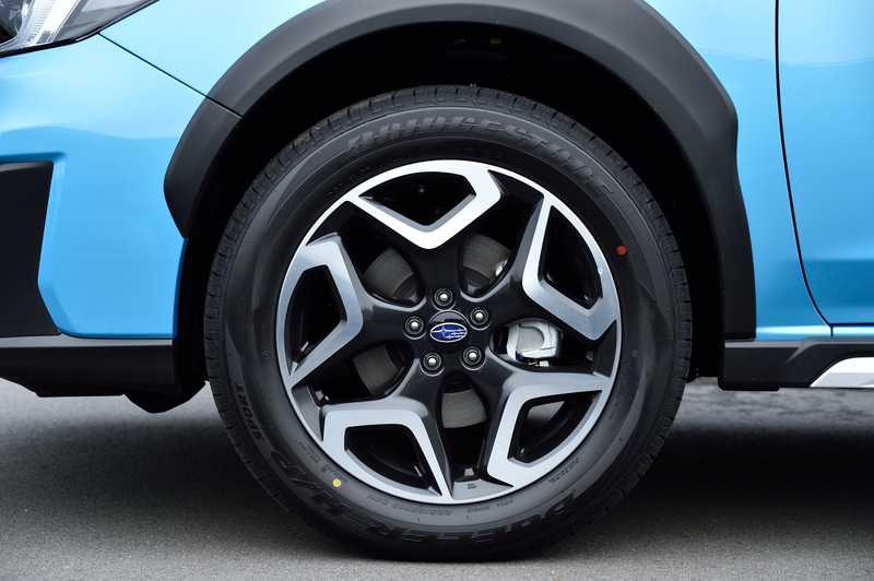 XV Advance。4WDモデルのみの設定で、価格は292万6000円。ボディサイズは4465×1800×1550mm（全長×全幅×全高）、ホイールベースは2670mm。最小回転半径は5.4m。切削光輝の18インチアルミホイールを装着し、タイヤはブリヂストン「DUELER H/P SPORT」（225/55R18）を装着