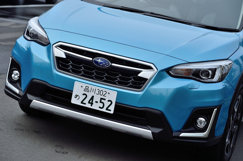 シルバー塗装のフロントバンパーガードやサイドクラッディングがSUVらしさを演出。ルーフレールはオプションとなり、XV Advanceはブラック塗装のローマウントタイプ