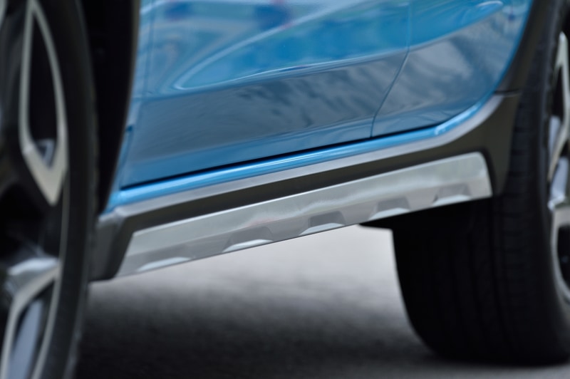 シルバー塗装のフロントバンパーガードやサイドクラッディングがSUVらしさを演出。ルーフレールはオプションとなり、XV Advanceはブラック塗装のローマウントタイプ