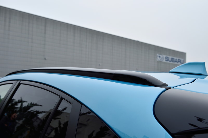 シルバー塗装のフロントバンパーガードやサイドクラッディングがSUVらしさを演出。ルーフレールはオプションとなり、XV Advanceはブラック塗装のローマウントタイプ