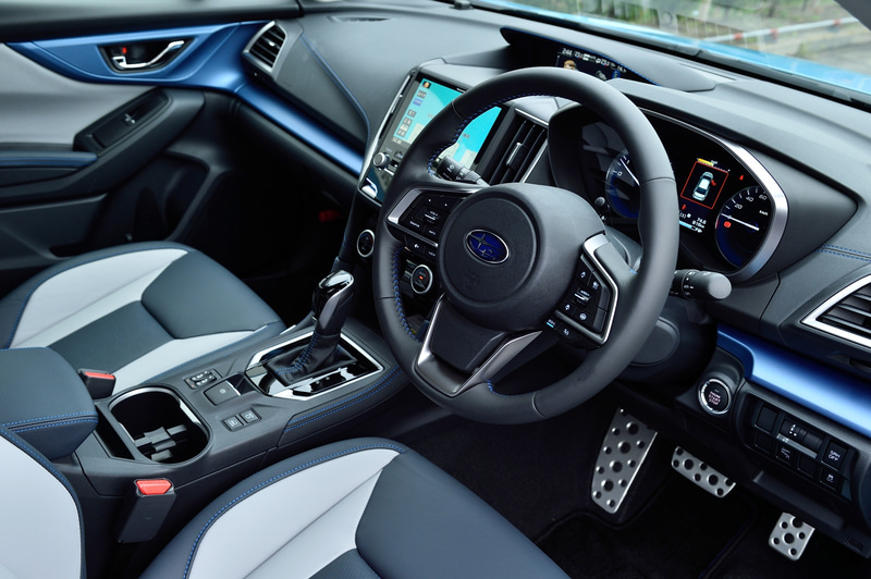 インテリアはインプレッサと同装備だが、Advanceはブルーの差し色が追加されるほか、シート表皮がブルーステッチ入りのトリコット/トリコット＋合成皮革となる