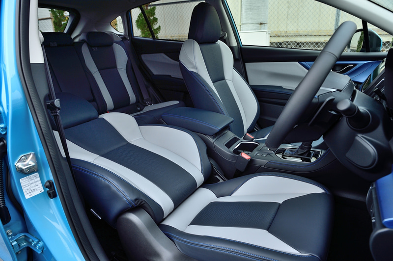 インテリアはインプレッサと同装備だが、Advanceはブルーの差し色が追加されるほか、シート表皮がブルーステッチ入りのトリコット/トリコット＋合成皮革となる