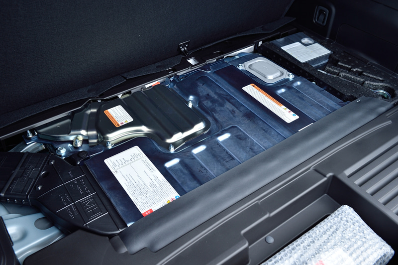 Advanceのパワートレーンは最高出力107kW(145PS)/6000rpm、最大トルク188Nm(19.2kgfm)/4000rpmを発生する水平対向DOHC 2.0リッター直噴「FB20」型エンジンと最高出力10kW(13.6PS)、最大トルク65Nm(6.6kgfm)を発生する「MA1」型モーターを組み合わせた「e-BOXER」にリニアトロニックCVTの組み合わせ。このほかに、水平対向4気筒 1.6リッターエンジンを搭載するモデルも2020年初頭に発売予定。e-BOXER搭載モデルのWLTCモード燃費は19.2km/L。リアに容量4.8Ahのリチウム電池を搭載する