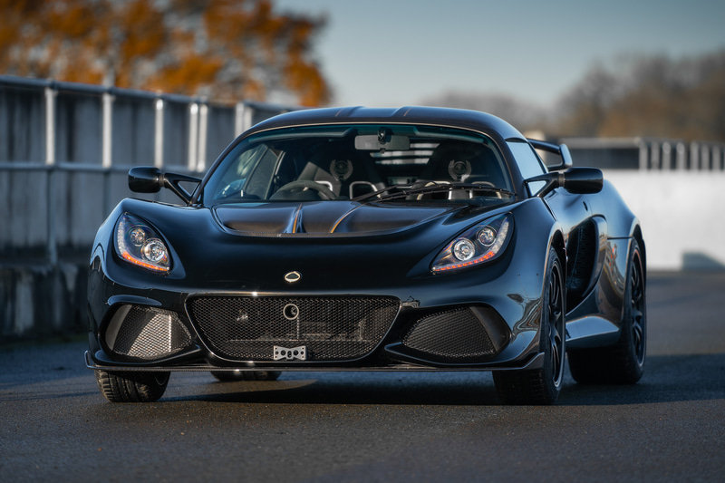 「モータースポーツブラック」のボディカラーと「Mars Gold」の特別ハイライトペイントでF1で活躍した「チーム・ロータス」のカラースキームを表現