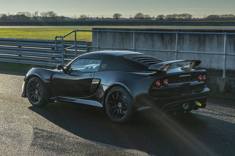 「モータースポーツブラック」のボディカラーと「Mars Gold」の特別ハイライトペイントでF1で活躍した「チーム・ロータス」のカラースキームを表現