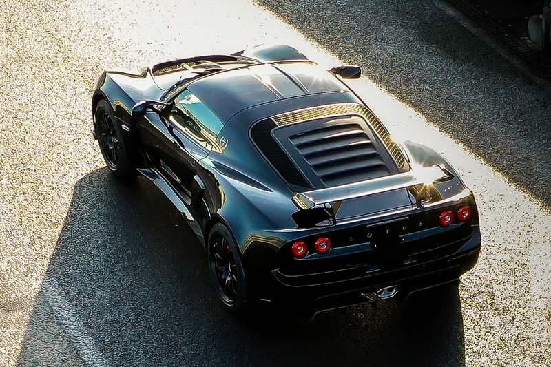 「モータースポーツブラック」のボディカラーと「Mars Gold」の特別ハイライトペイントでF1で活躍した「チーム・ロータス」のカラースキームを表現