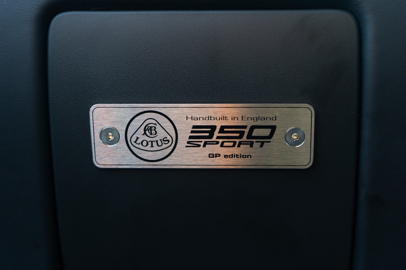 「GP edition特別プレート」を装着