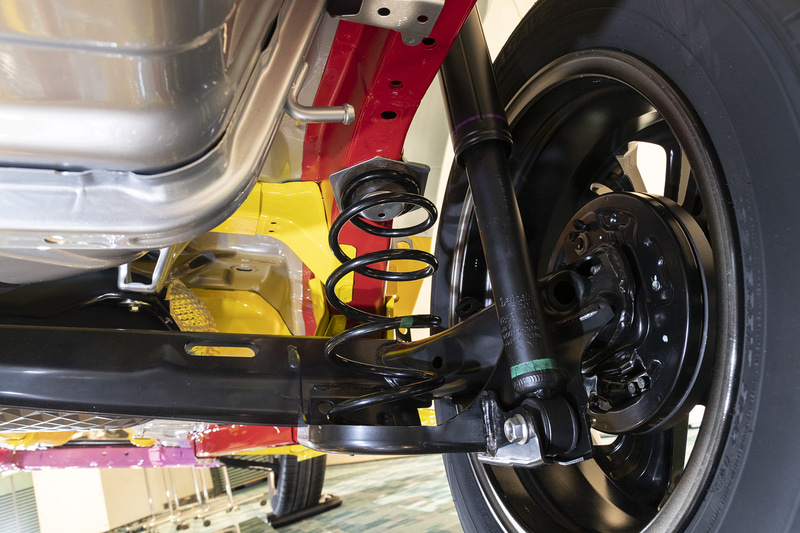 リアはトーションビーム式コイルスプリング