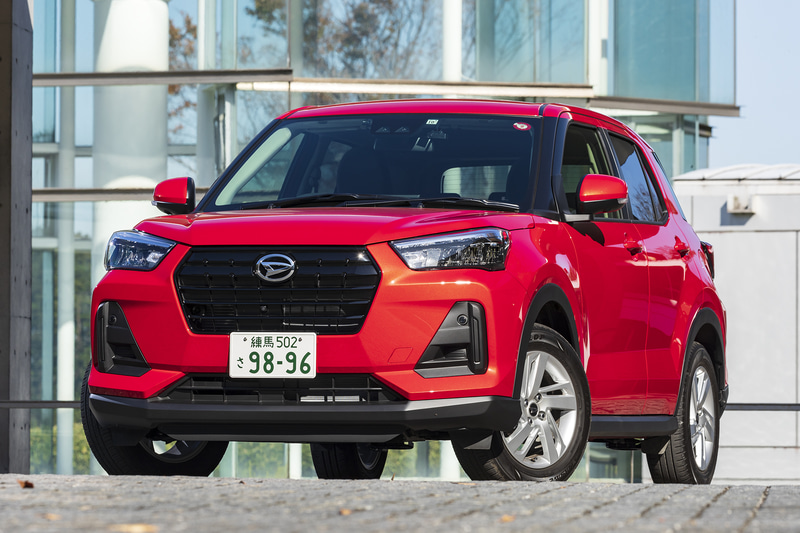 撮影車両は「X」。ボディカラーはコンパーノレッド。G以上のグレードはドアハンドルがメッキタイプになる