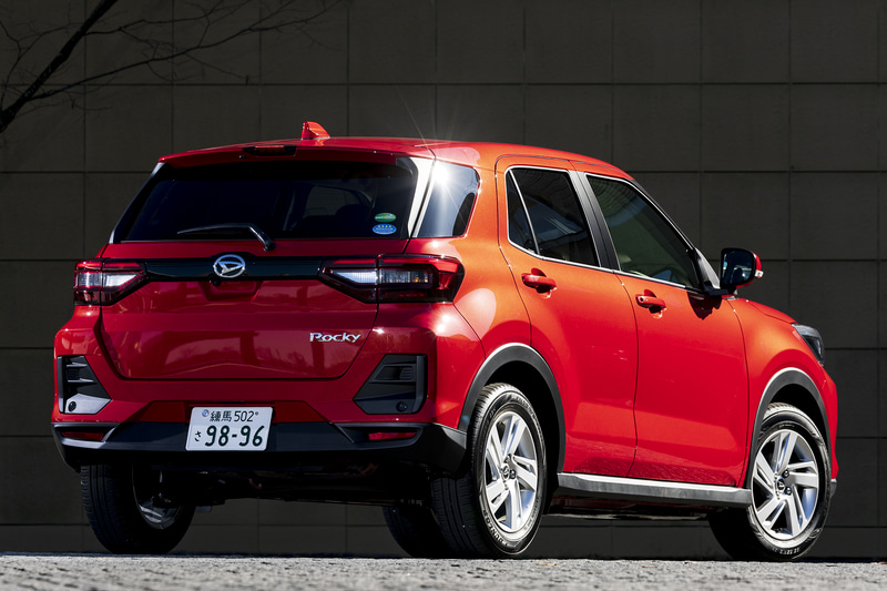 撮影車両は「X」。ボディカラーはコンパーノレッド。G以上のグレードはドアハンドルがメッキタイプになる