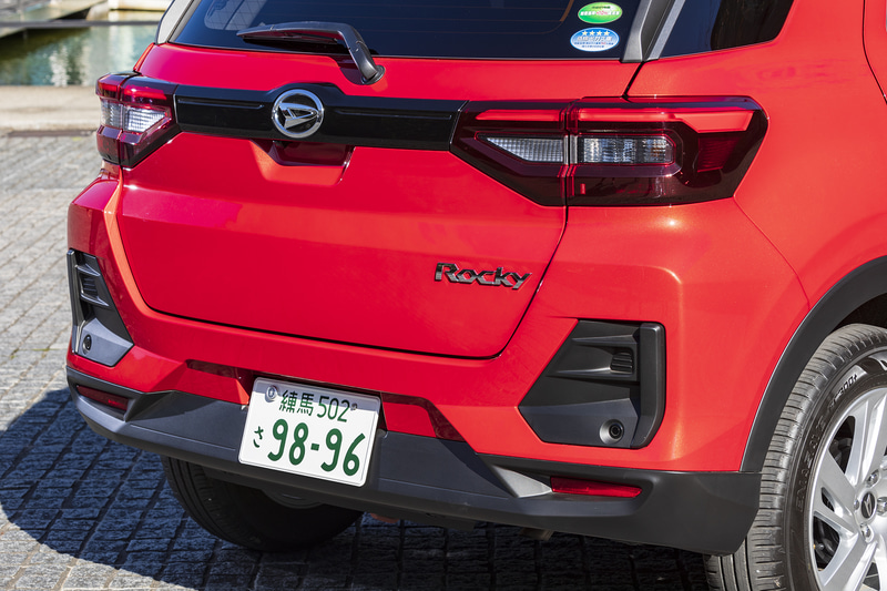 G以上のグレードでは右下の樹脂部分にLEDリアフォグランプが収まる