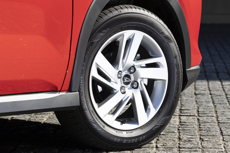 16インチアルミホイールを標準装備。タイヤサイズは195/65R16