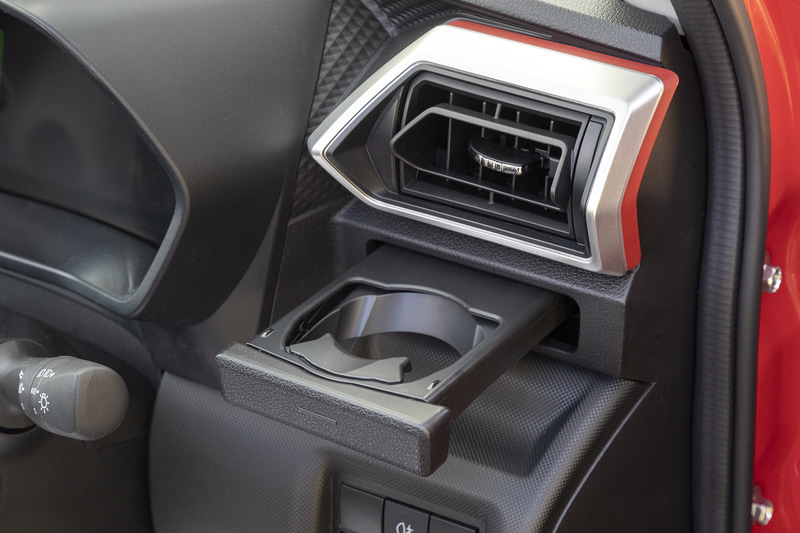 運転席側には収納式のカップホルダーを装備