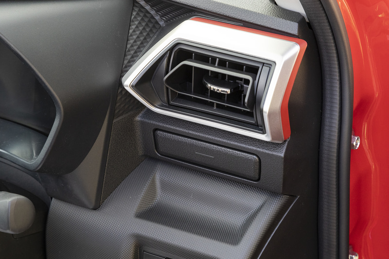 運転席側には収納式のカップホルダーを装備