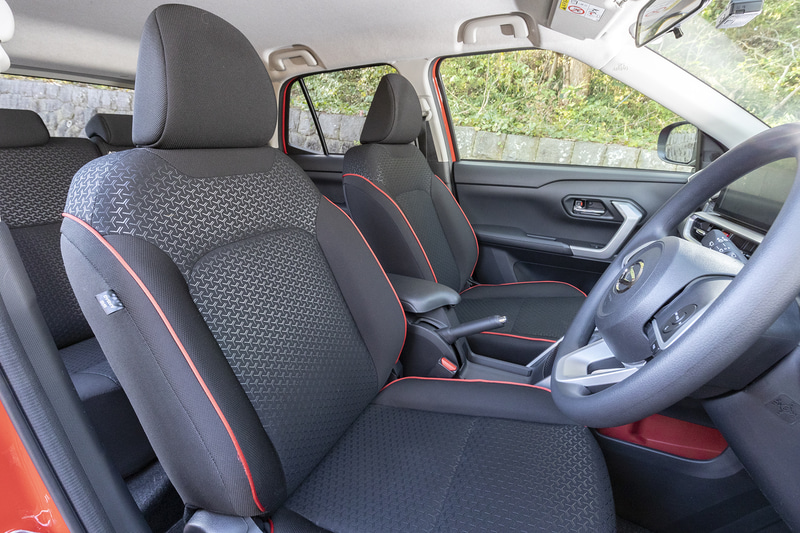 XとGグレードのシートは赤パイピングが入ったフルファブリック表皮を採用