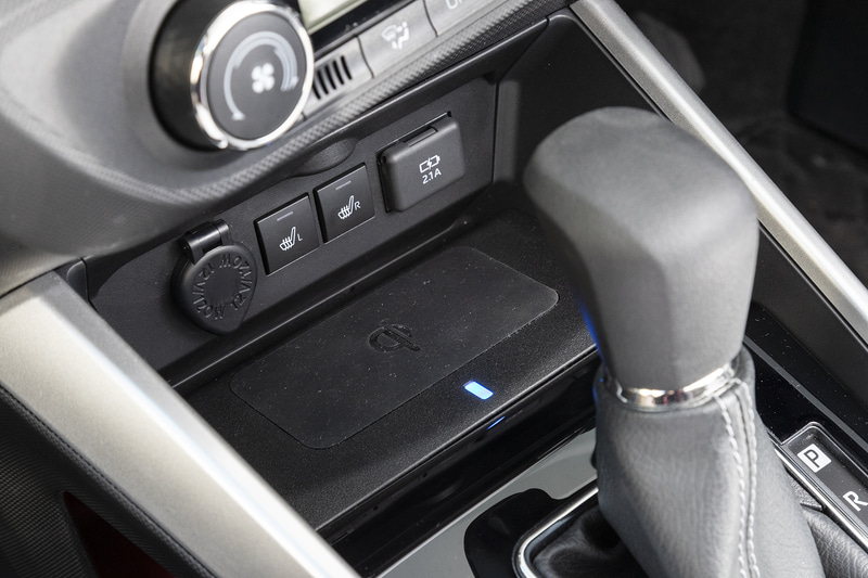 置くだけでスマホなどの充電が可能なワイヤレス充電器（Qi）