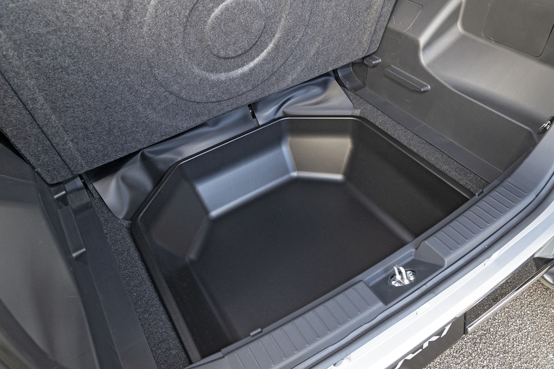 2WD車用のラゲージアンダートレイ