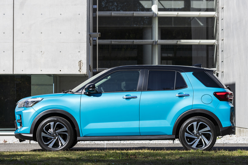 撮影車両は「Z」。ボディカラーはブラックマイカメタリック×ターコイズブルーマイカメタリック