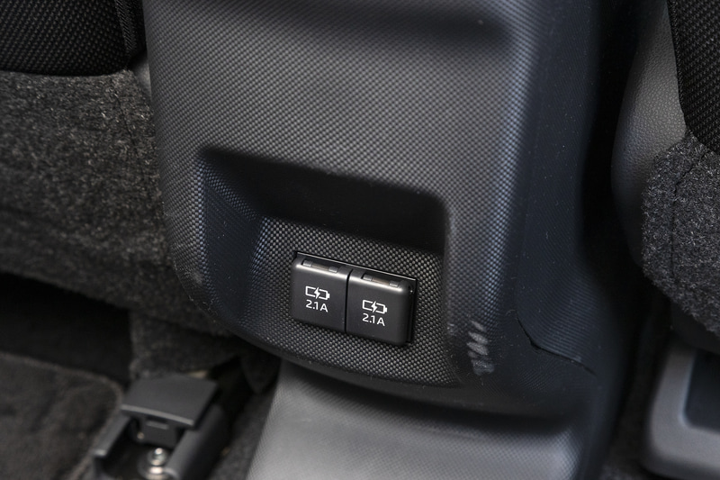 センターコンソール後端に付くUSB端子は全車標準