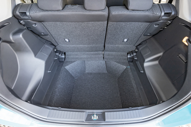 デッキボードを取り外した状態。写真は2WD車で、4WD車は高さが80mmほど上がる