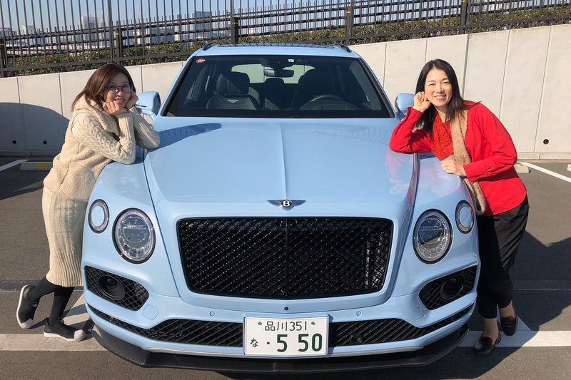 新年にふさわしくゴージャスな時間をプレゼントしてくれたのは、ベントレー初のSUVとして大人気のベンテイガ。この「Jetstream II」というボディカラーもスッキリと晴れた青空みたいで、素敵ですよね。全長5m超えの巨体に左ハンドルでしたが、ボンネットが長くてしっかり視界に入るからか、慣れてくれば意外にも車両感覚はつかみやすく、広報ご担当者さま曰く「女性が乗られていることも多いんですよ」というのも少し納得でした