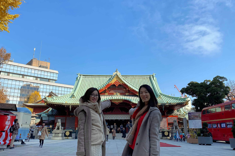 朱が目を惹く御神殿と広い空が印象的な神田明神。都内有数のパワースポットとして有名ですが、実は秋葉原を舞台にしたアニメ『ラブライブ』にたびたび登場するということで、ファンからは聖地として慕われているんだそう。Tシャツやキーホルダーなどコラボグッズがたくさん販売されていたり、ラブライブ絵馬もありましたよ