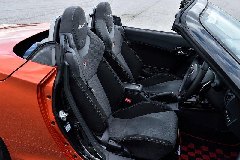 インテリアではGR SPORT専用のレカロシートやMOMO製革巻ステアリングホイールをはじめ、ピアノブラック調加飾ドアグリップ/センタークラスター、GRロゴ付カードキーなどを装備