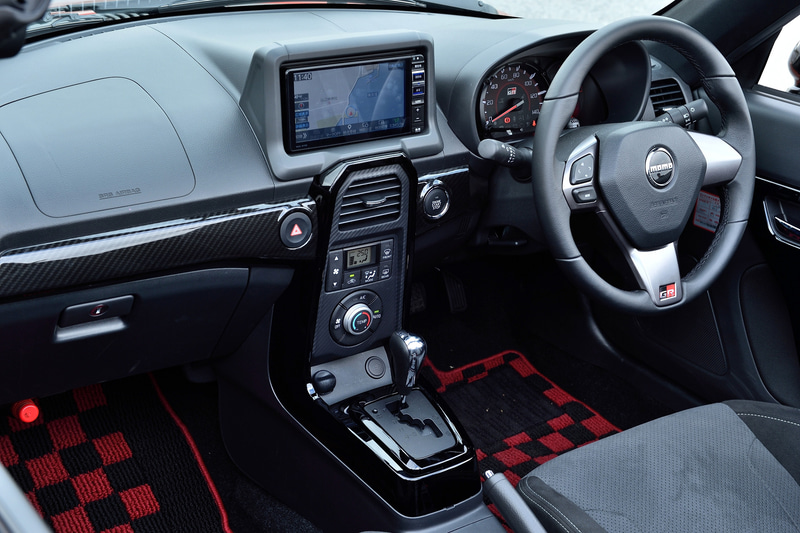 インテリアではGR SPORT専用のレカロシートやMOMO製革巻ステアリングホイールをはじめ、ピアノブラック調加飾ドアグリップ/センタークラスター、GRロゴ付カードキーなどを装備