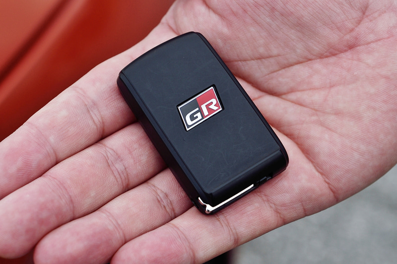 インテリアではGR SPORT専用のレカロシートやMOMO製革巻ステアリングホイールをはじめ、ピアノブラック調加飾ドアグリップ/センタークラスター、GRロゴ付カードキーなどを装備