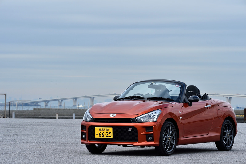 ダイハツ本社 池田工場のCopen Factoryで生産が行なわれる「コペン GR SPORT」。TOYOTA GAZOO Racingがモータースポーツ活動で培ったノウハウを活かしつつ、ダイハツが開発を進めたモデルで、価格は7速CVT車が238万円、5速MT車が243万5000円。ボディサイズは3395×1475×1280mm（全長×全幅×全高）、ホイールベースは2230mm