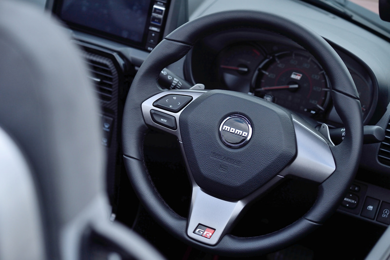 インテリアではGR SPORT専用のレカロシートやMOMO製革巻ステアリングホイールをはじめ、ピアノブラック調加飾ドアグリップ/センタークラスター、GRロゴ付カードキーなどを装備