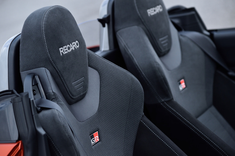 インテリアではGR SPORT専用のレカロシートやMOMO製革巻ステアリングホイールをはじめ、ピアノブラック調加飾ドアグリップ/センタークラスター、GRロゴ付カードキーなどを装備
