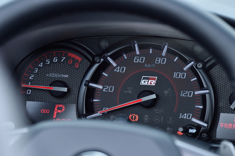 インテリアではGR SPORT専用のレカロシートやMOMO製革巻ステアリングホイールをはじめ、ピアノブラック調加飾ドアグリップ/センタークラスター、GRロゴ付カードキーなどを装備